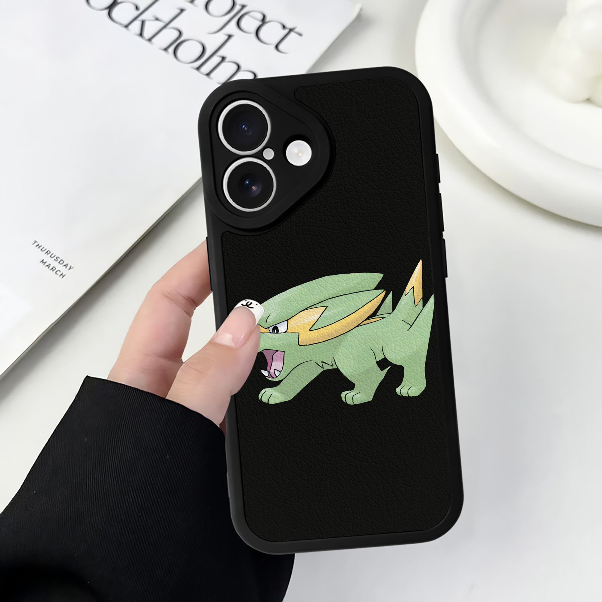 （画像用） ポケットモンスター Pokémon 【iPhone 16シリーズ対応】シリコンスマホケース（レザー調） 材質：シリコン